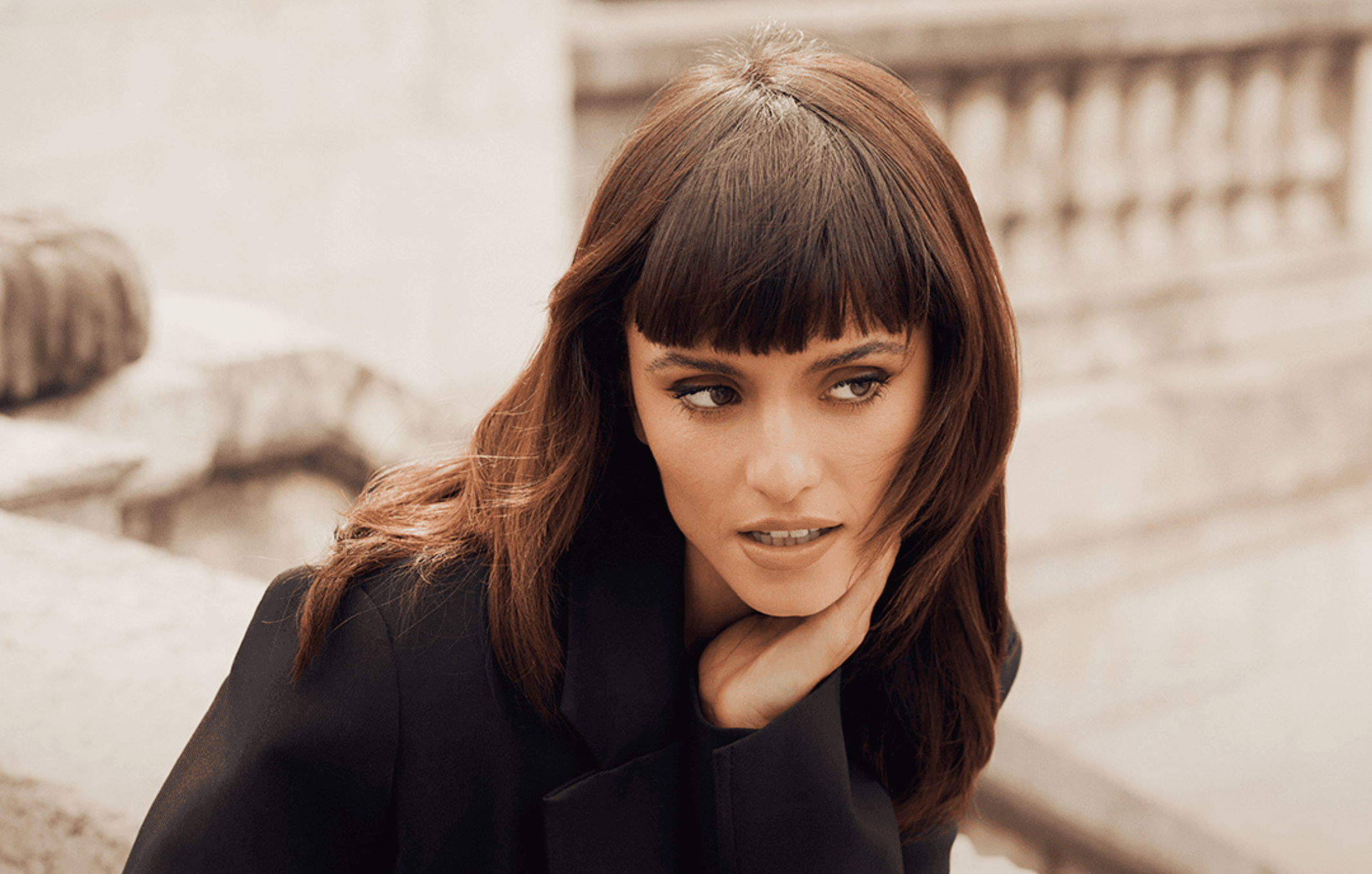 femme avec une coupe brune mi-longue avec une frange droite structurée