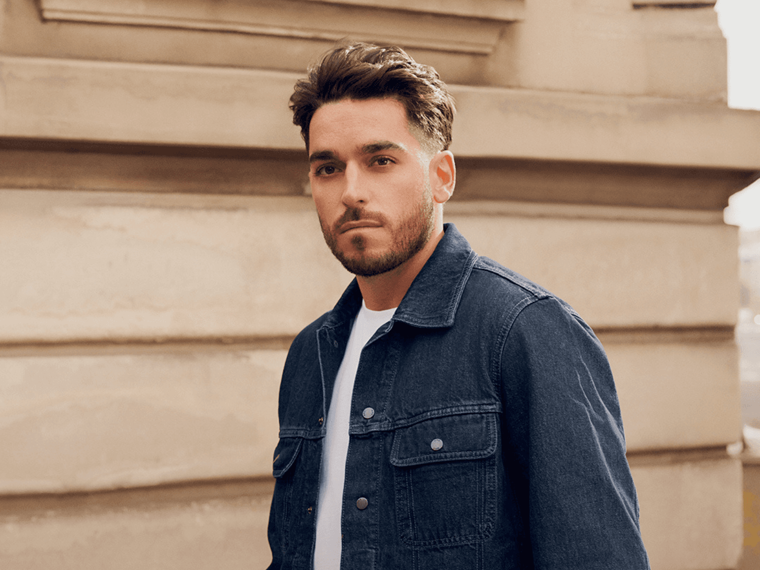 homme coupe soigné brun taper cut et barbe
