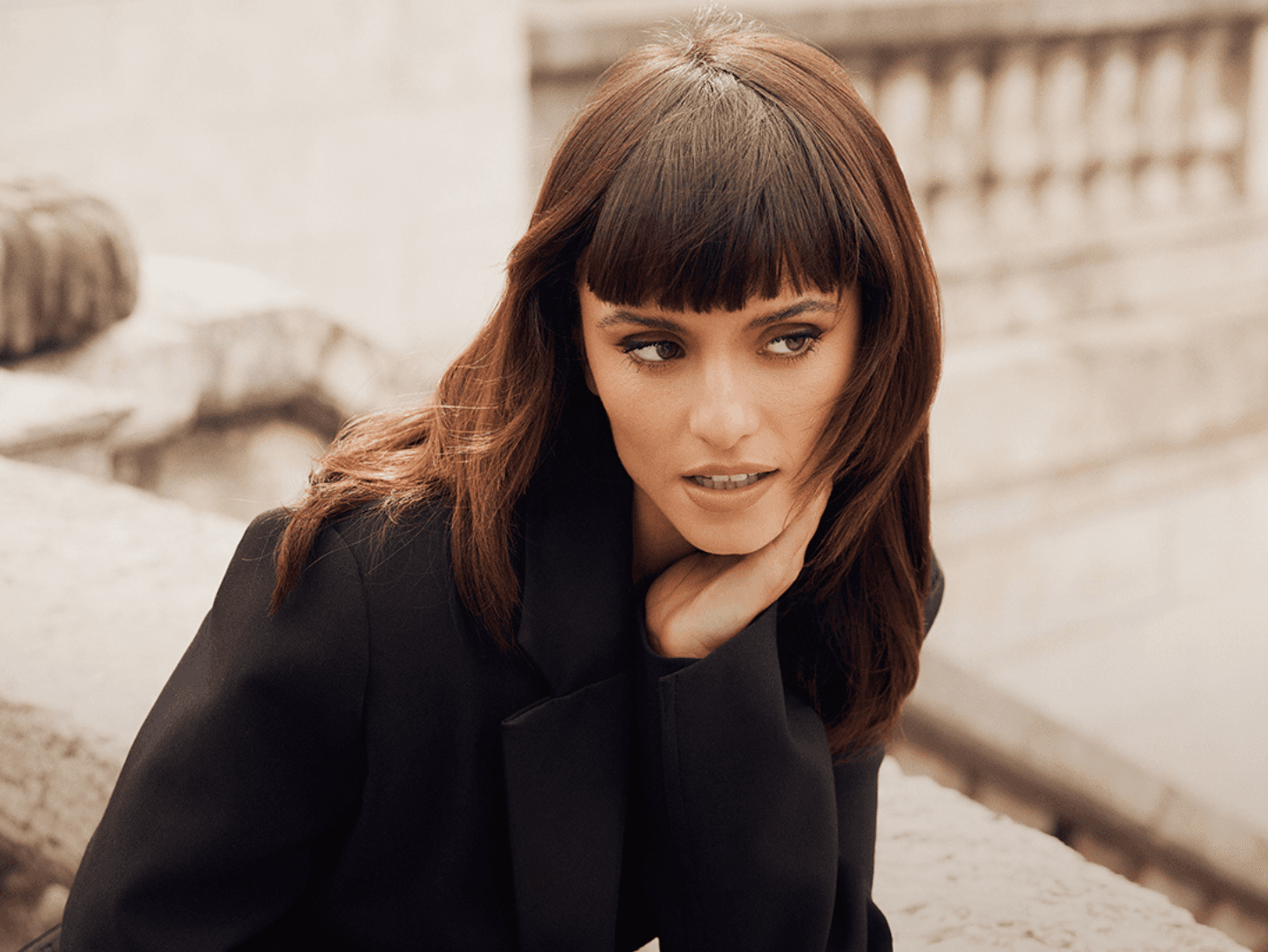 femme avec une coupe brune mi-longue avec une frange droite structurée