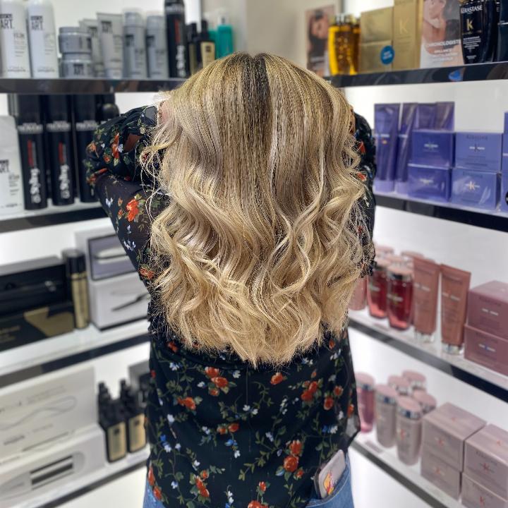 balayage signature suivi d'un coiffage wavy
