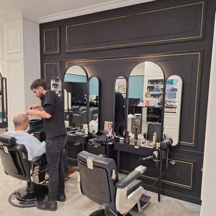 Photo espace homme fauteuils barber Franck Provost Les Terrasses du Port 13002