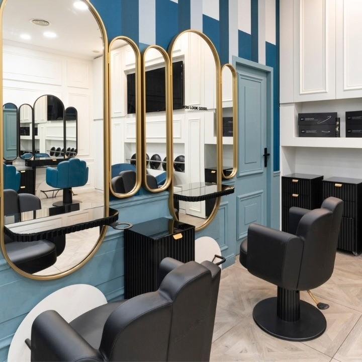 Photo banc de coiffage fauteuils noirs - espace diagnostic - Franck Provost Les Terrasses du Port Marseille 13002