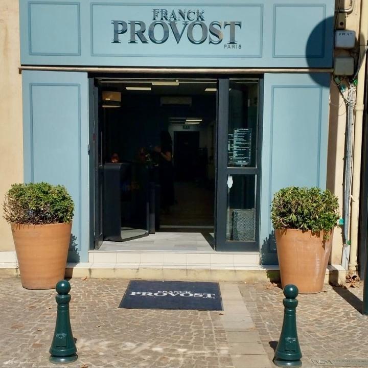 L'enseigne du salon Franck Provost Soix fours les plages