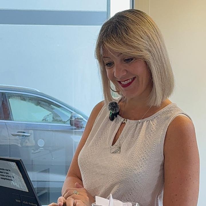 Emilie patronne du salon depuis 19 ANS, 26 ANS de métier pour vous ravir.