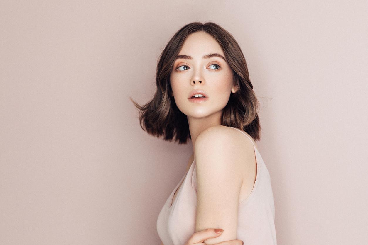 femme brune coupe de cheveux au carré